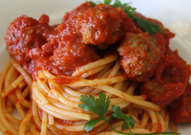 chiftelute-de-curcan-si-spaghete-cu-sos-de-rosii